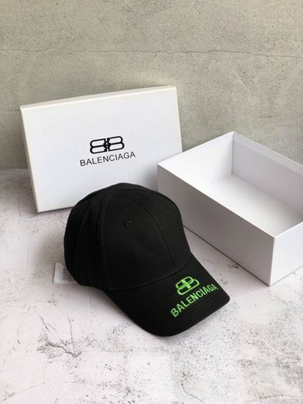 Ba*len*cia*ga hat